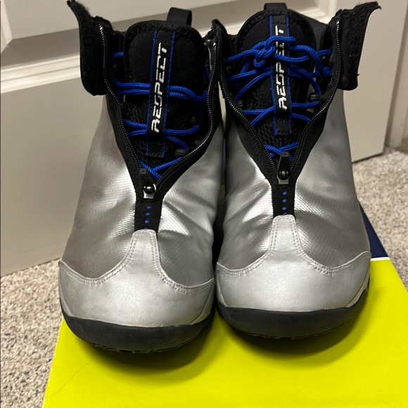 Nike Shox VC Silver and Black Sneakers - Picture 2 of 12